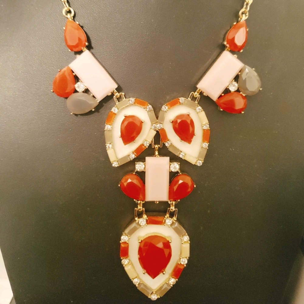 BRAND New Vintage looking Necklace